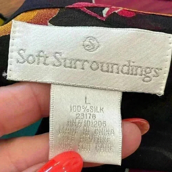 Soft surrounding floral 100% silk button blouse size large Classy, sexy feminine - Picture 7 of 7